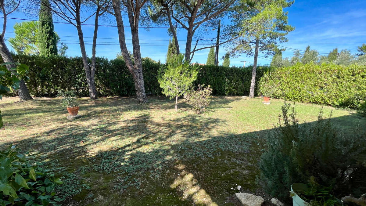 Maison à ENTRAIGUES-SUR-LA-SORGUE