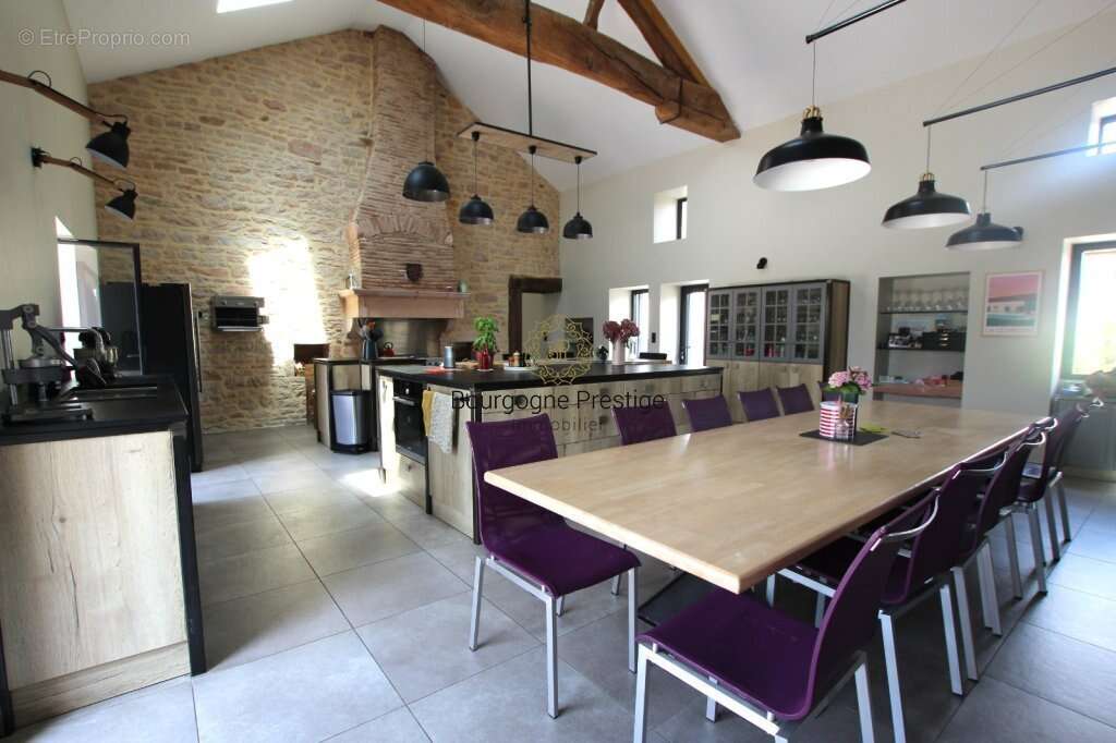 Elegante longere de caractere de 338 m² entierement renovee avec piscine et parc de 3108 m² - photo 8