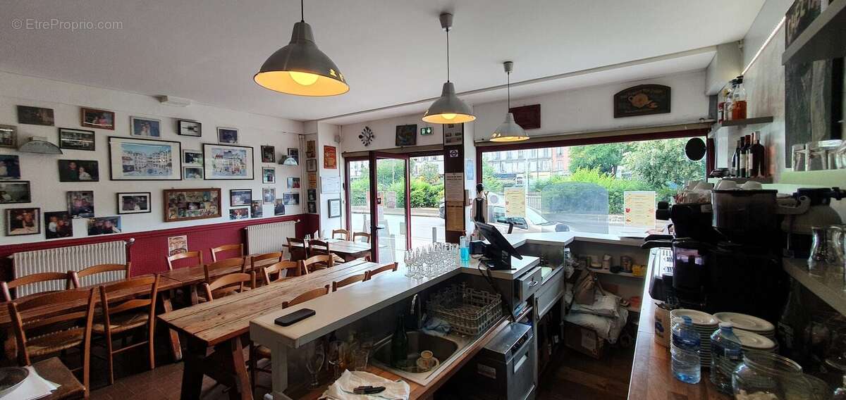 salle avec bar - Commerce à SAINT-DENIS