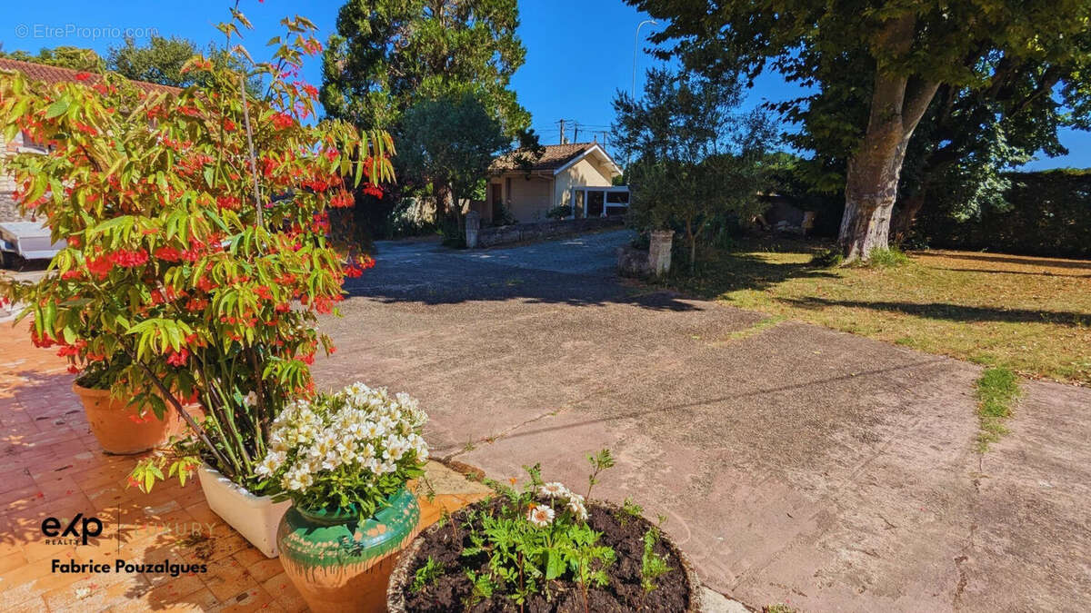 Maison 280 m² à Fargues-Saint-Hilaire  - photo 4
