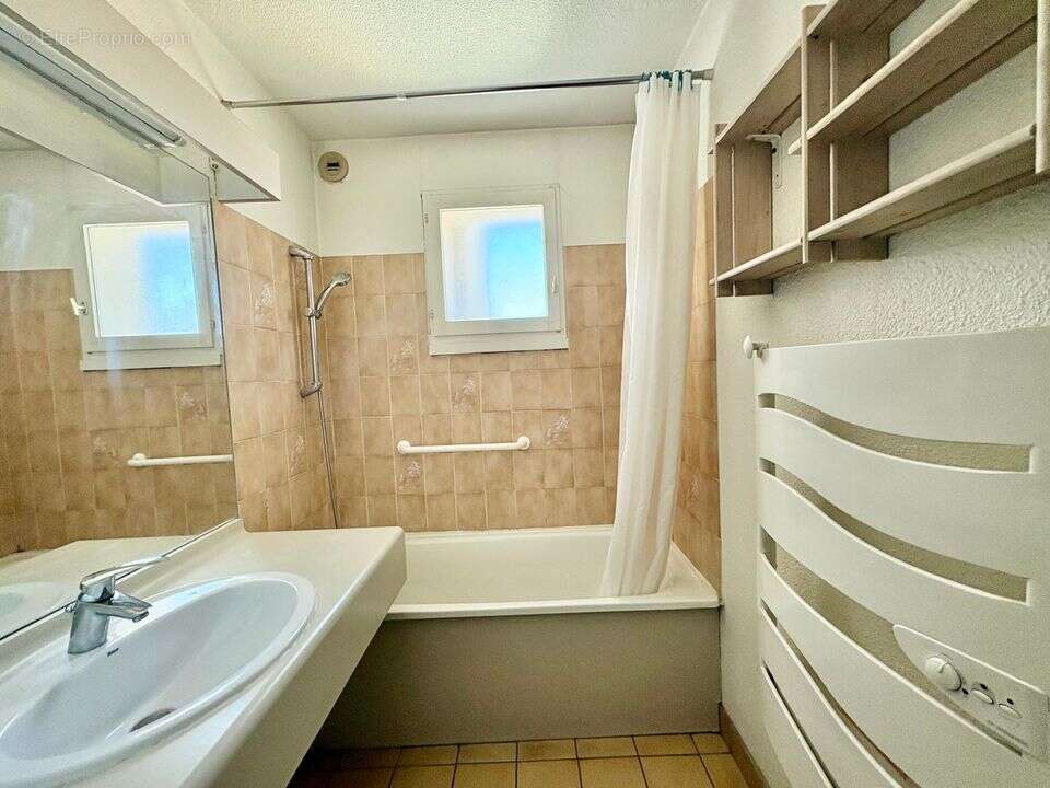 SALLE DE BAIN - Appartement à VILLE-LA-GRAND