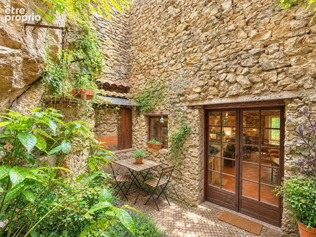 Maison de village en pierres avec annexes, jardin et cour intérieure à SAINT-PIERRE-DE-BOEUF - photo 8