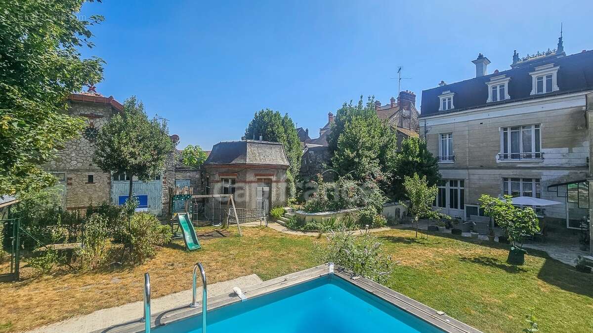 Plein centre ville d' ETAMPES (91) propriété à vendre 13 pièces, avec grand garage, 2 dépendances et terrain clos de 997 m² - photo 2