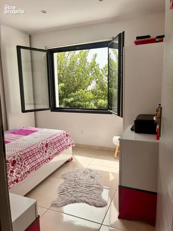 Maison récente 114 m2 avec garage et extérieur aménagé - Quartier Laure - photo 10