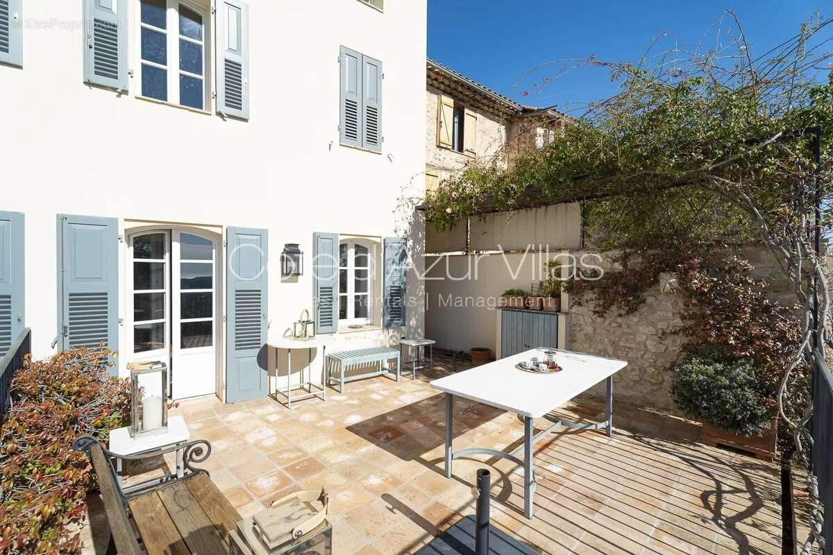 Maison à CHATEAUNEUF-GRASSE