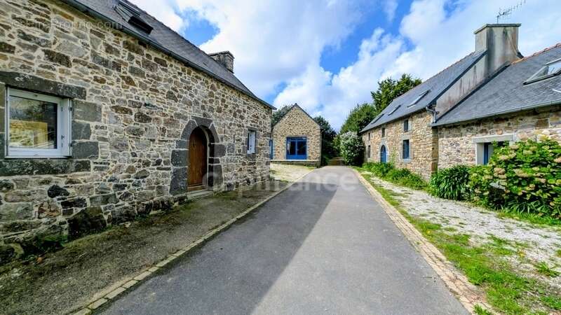 Grands Gîtes avec Maison d'Habitation  - ROSNOEN (29) - photo 2