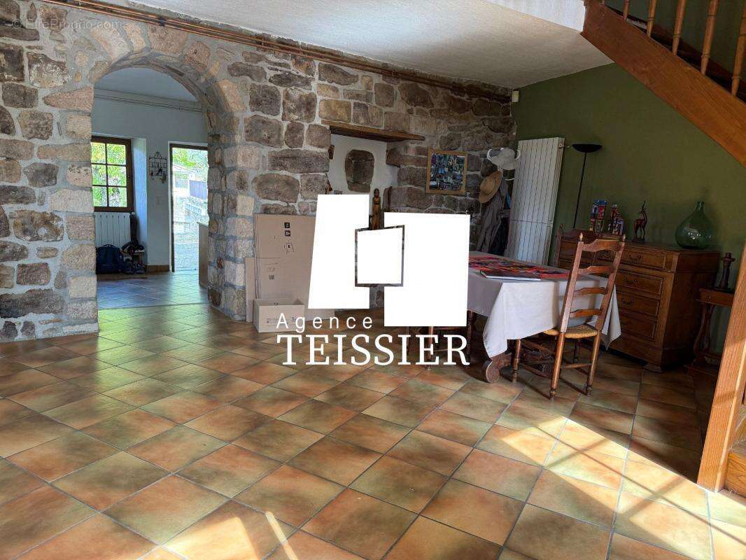 Maison à SAINT-PIERRE-SAINT-JEAN