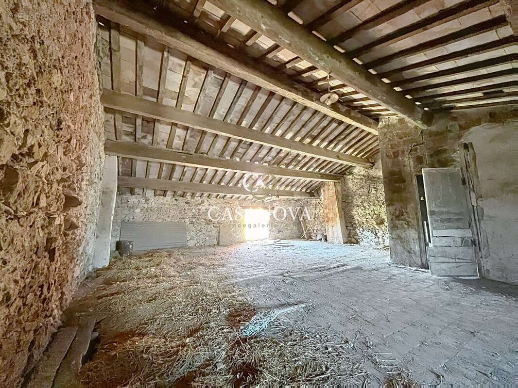 A 15 min de PEZENAS, 2 bâtisses en pierre à rénover : 200 m² habitables + 140 m² garage, jardinet, fort potentiel ! - photo 5