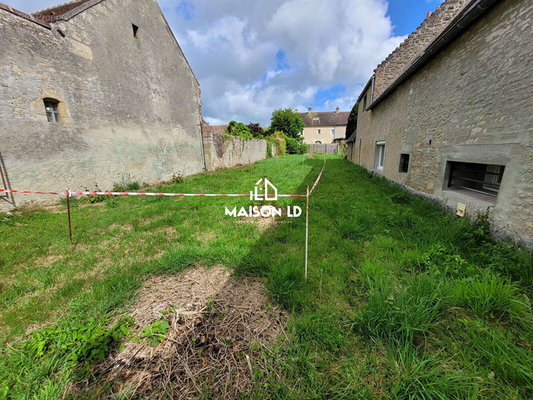 Terrain constructible 300 m² purgé de tout recours - photo 3