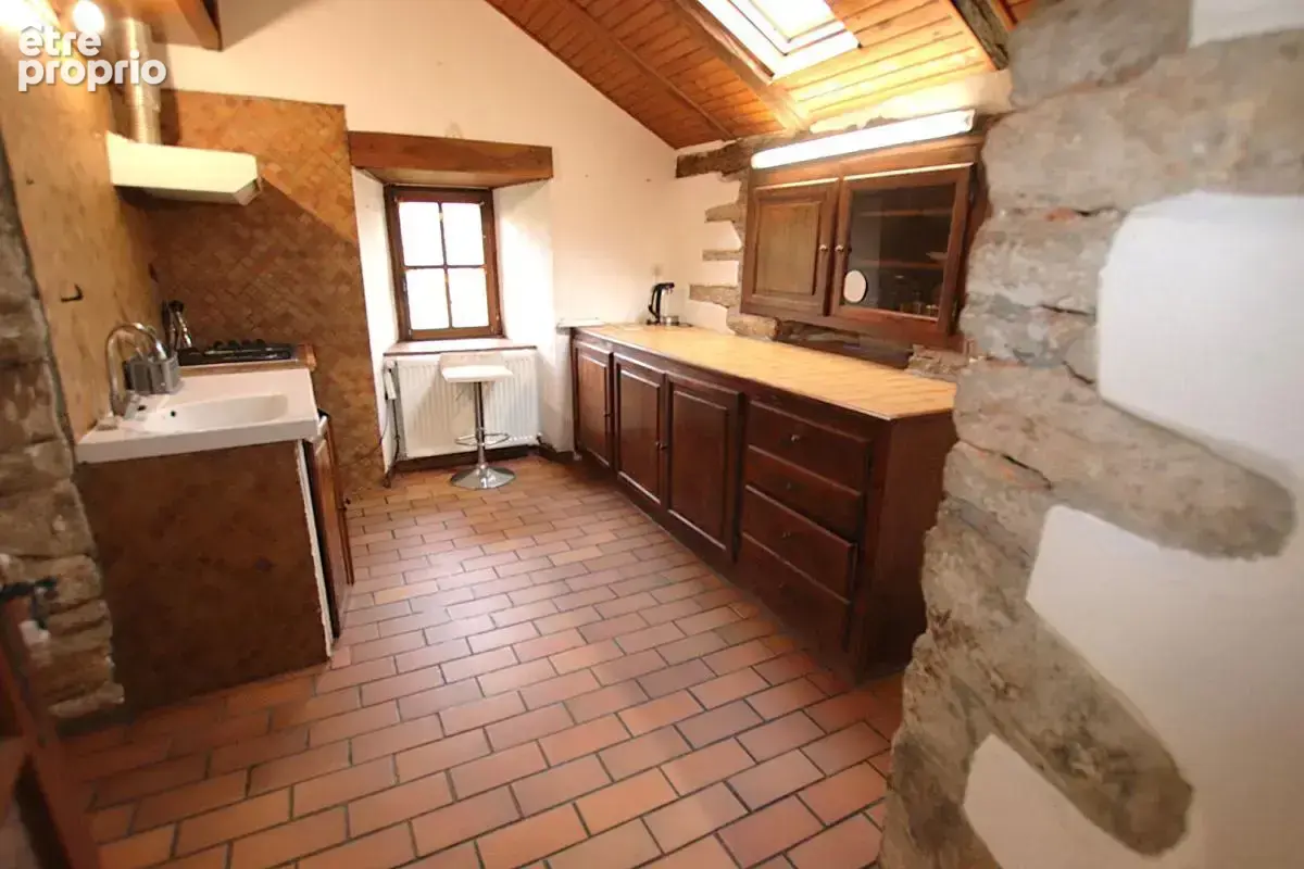 Ensemble immobilier avec gîte et potentiel second gîte - Maison T7 de 211 m² sur terrain arboré - photo 4