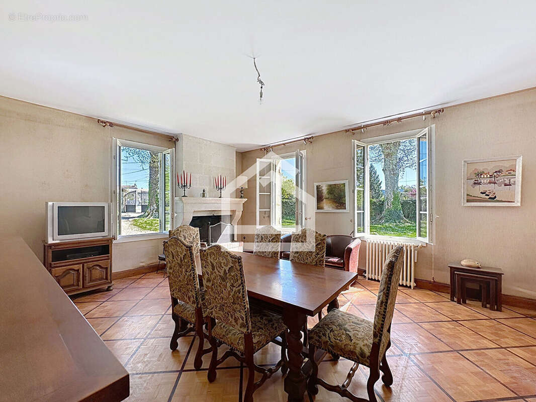 Maison à SAINT-MEDARD-DE-GUIZIERES