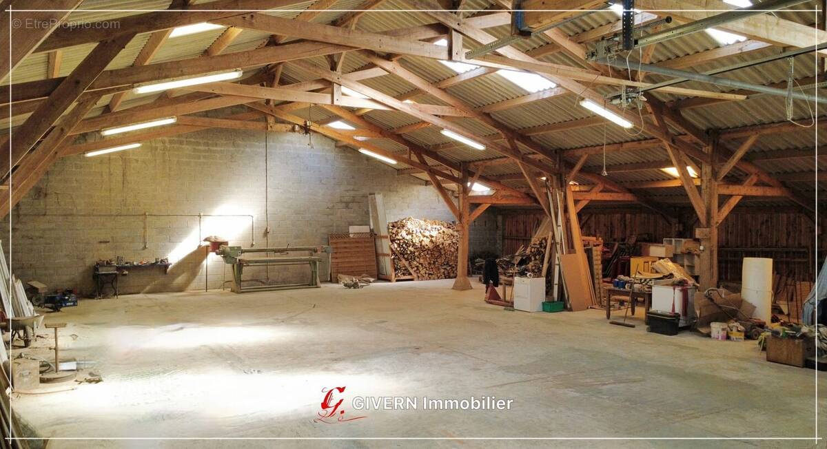 Parking à SAINT-CARADEC-TREGOMEL