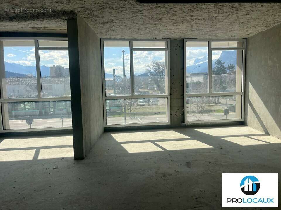 Commerce à LE PONT-DE-CLAIX