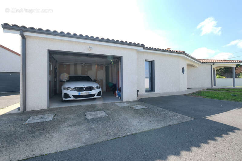 Maison à MARINGUES