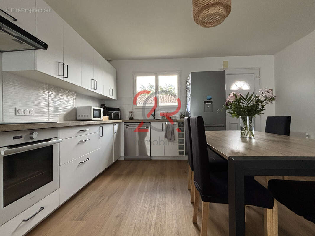 Découvrez votre futur chez vous à Saint-Yzan-De-Soudiac : - photo 4
