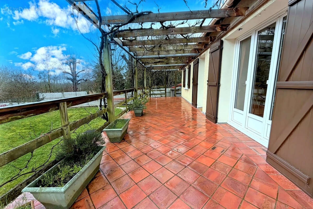 Maison à CONDE-SAINTE-LIBIAIRE