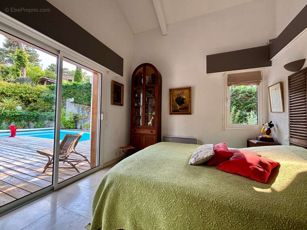 Villa d’architecte perchée dans les arbres avec piscine et vue panoramique - photo 11