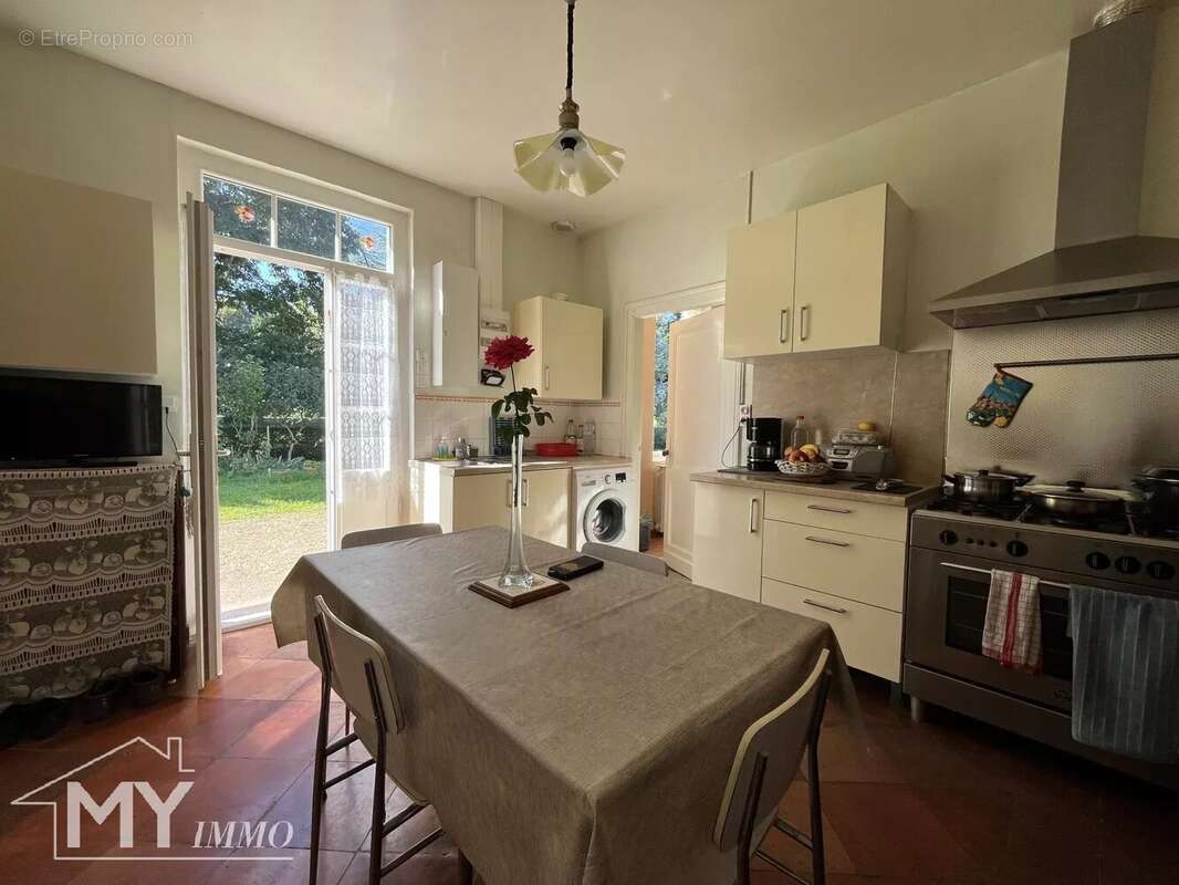 Maison à SAINT-SEURIN-DE-PRATS