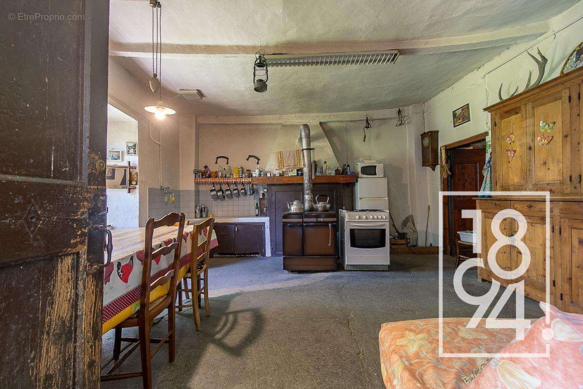 Maison à rénover à vendre Enchastrayes 04 (04400)  150.30 m²  30.05 m² annexes  - photo 4