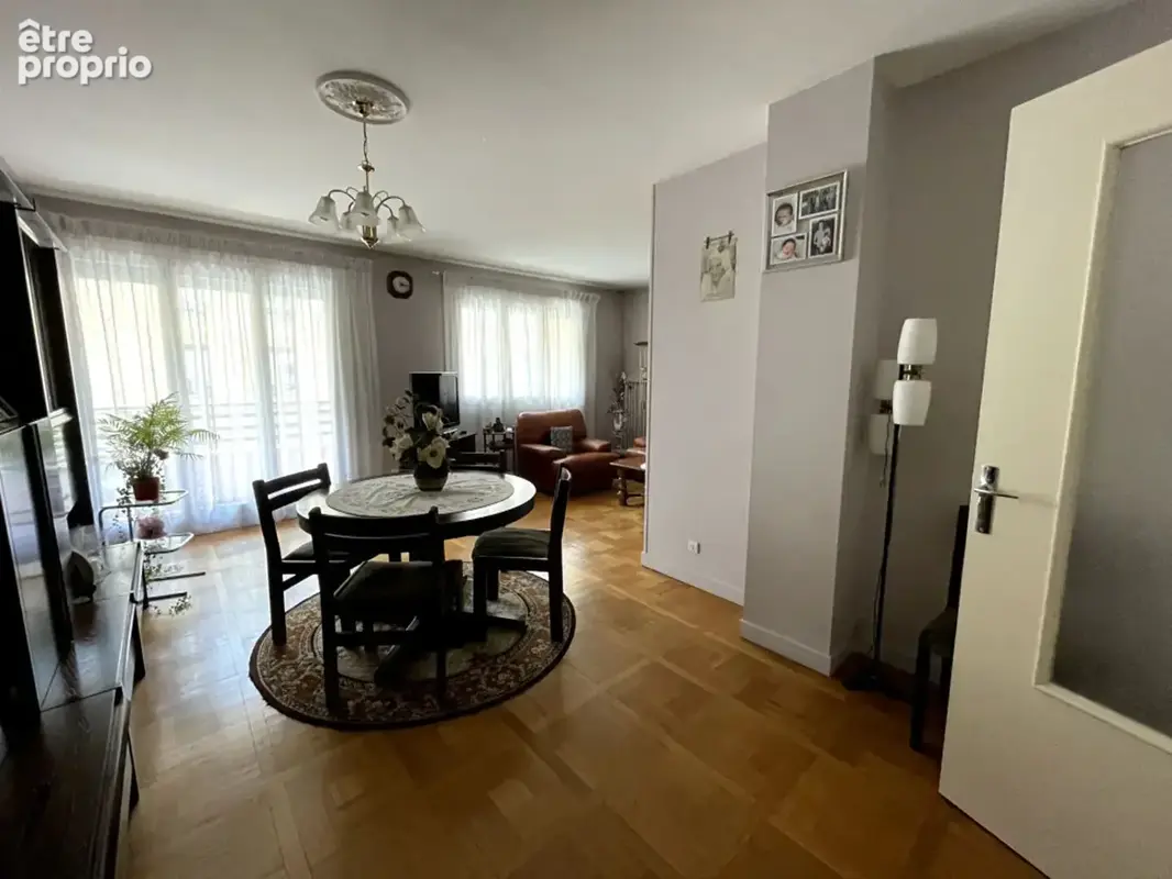 République Villeurbanne - Spacieux T5 traversant de 105 m² avec balcon, cave et stationnement - photo 5