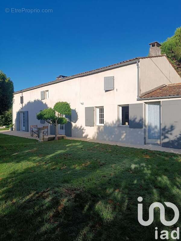 Maison 252 m² à Corme-Royal  - photo 4