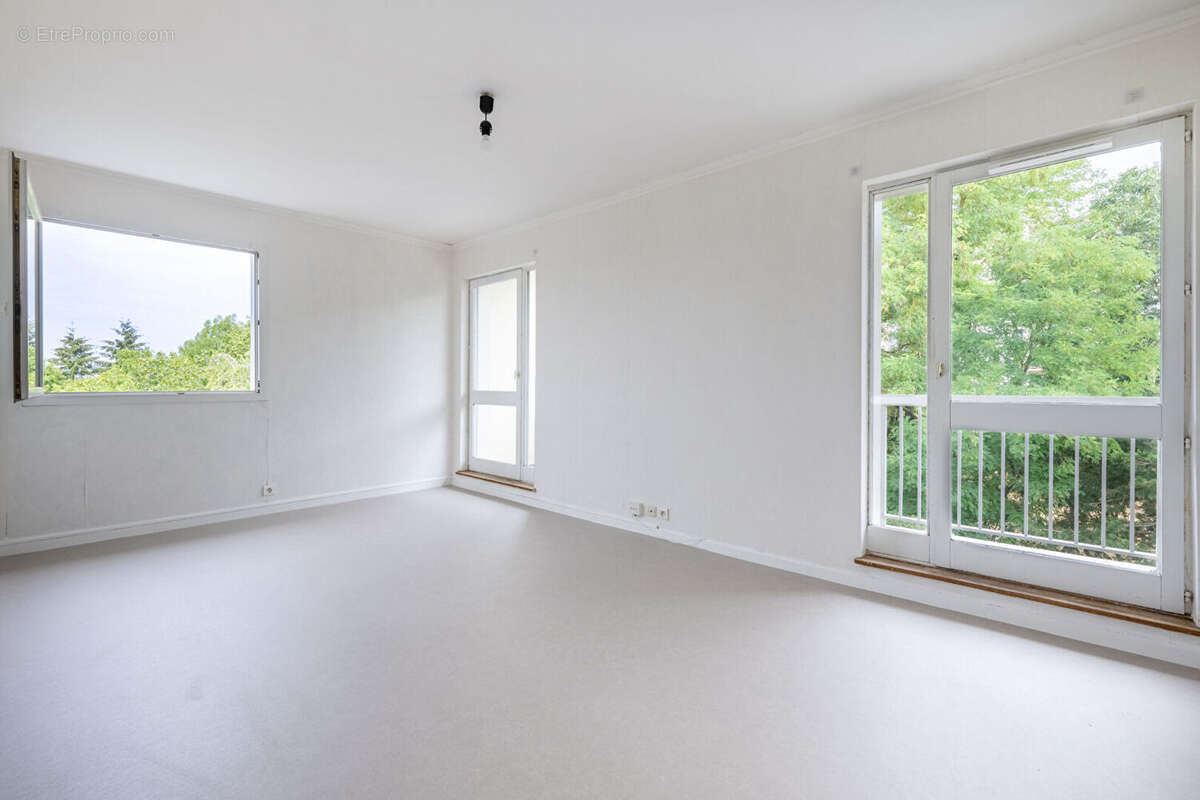 Appartement Cergy 2 pièces 53.9 m2 (Ravalement + isolation récente) - photo 2