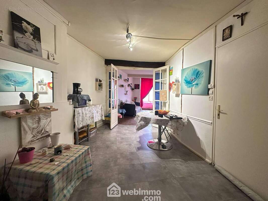 A ses cotés, la cuisine de 19 m²
