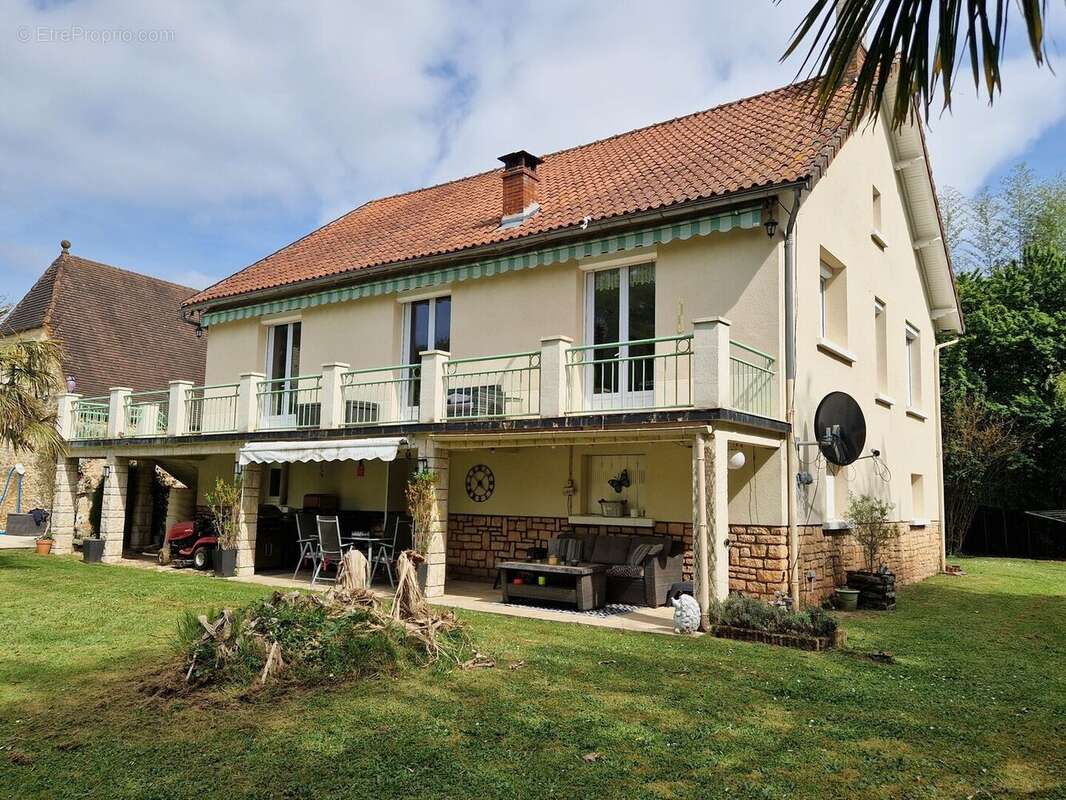 Propriété avec Maison d'habitation, Maison d'amis, Studio, Piscine, parc et jardin 7418m2 jusqu'à la rivière. - photo 13