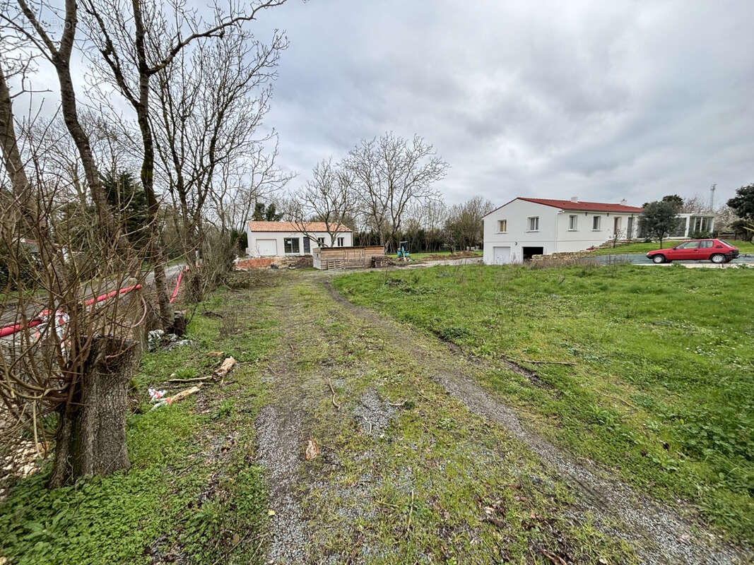 Terrain à SAINT-LAURENT-DE-LA-PREE