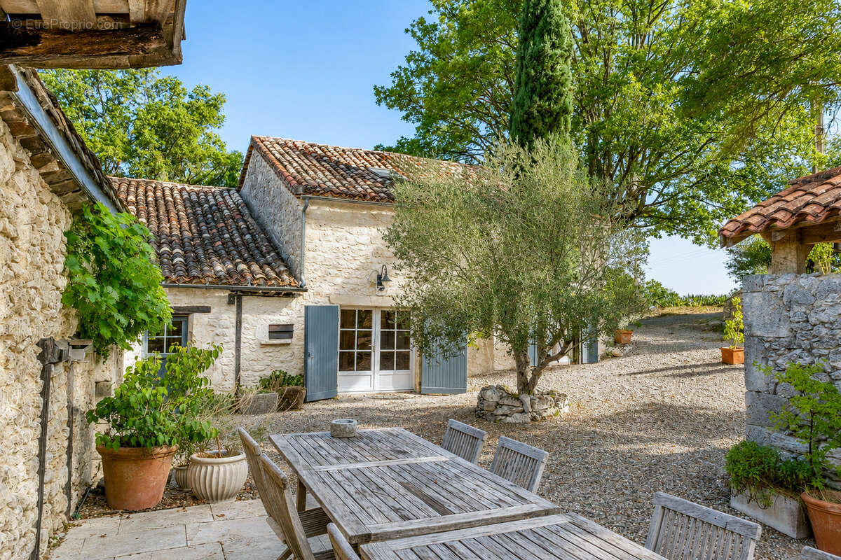 Maison de campagne avec annexe, piscine et dépendance - photo 44