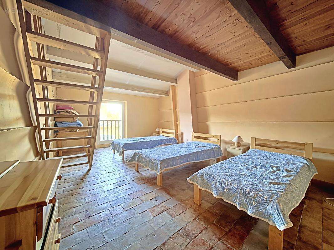 Maison à LA ROQUE-D&#039;ANTHERON