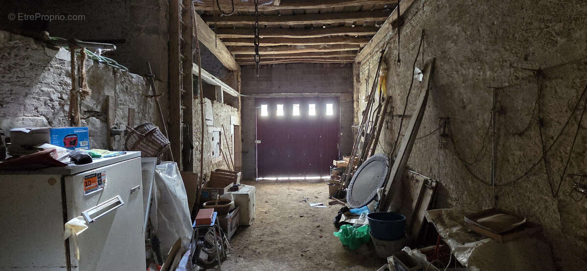 Ancienne ferme avec nombreuses dépendances et plus de 3 000 m2 de terrain - photo 17