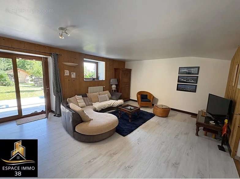 Maison à SAINT-MARTIN-DE-LA-CLUZE