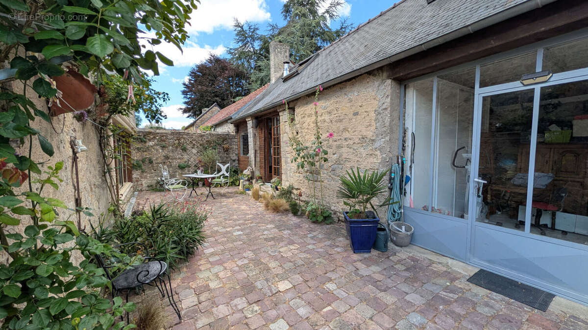 Maison de caractère du XVIIIème siècle avec jardin et dépendances ! - photo 17