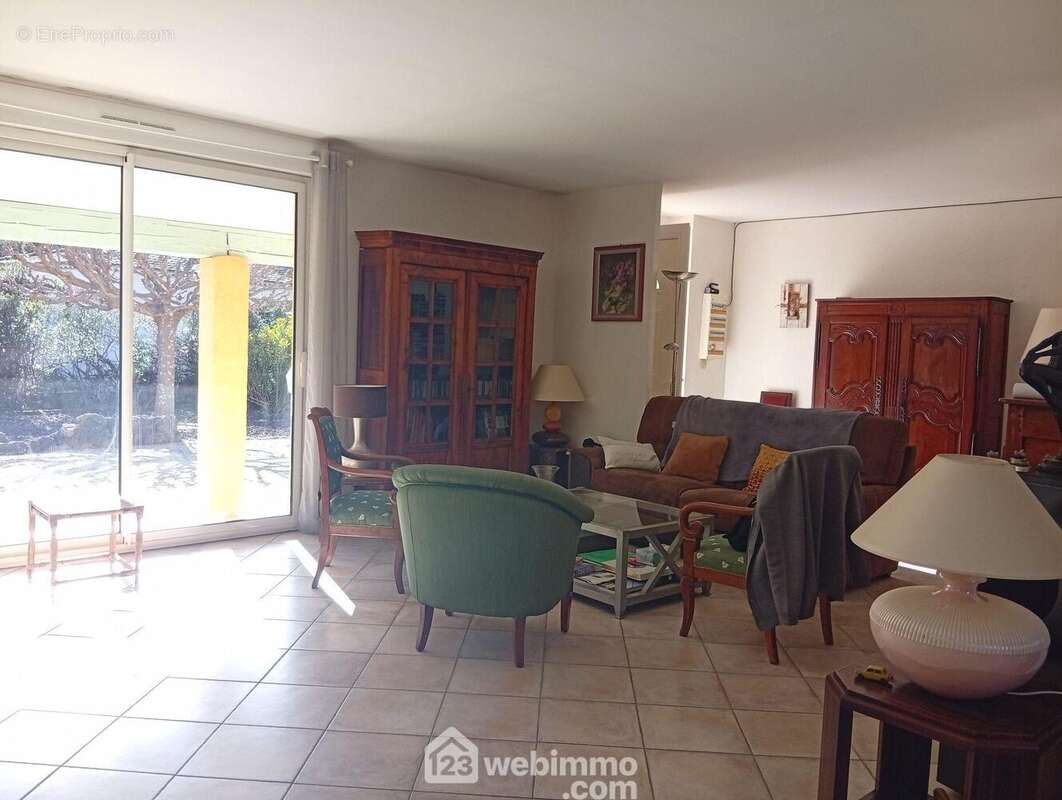 Entrée dans open space de 44m², poss de décloisonner le bureau et avoir un espace à vivre de 50m² - Maison à LE THORONET