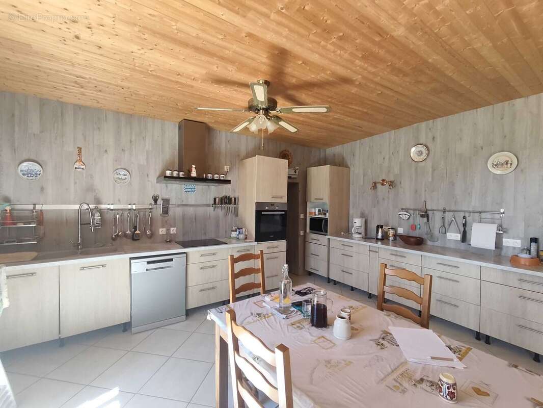 Maison 200 m² à Saint-Laurent-De-Ceris  - photo 8
