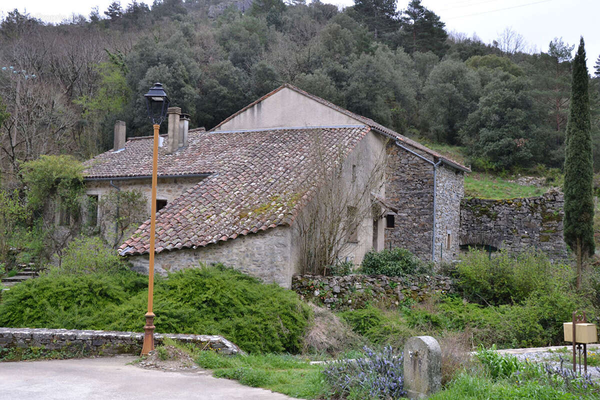 Courniou  Belle demeure style cottage de 210 m2 avec piscine et annexes - photo 6