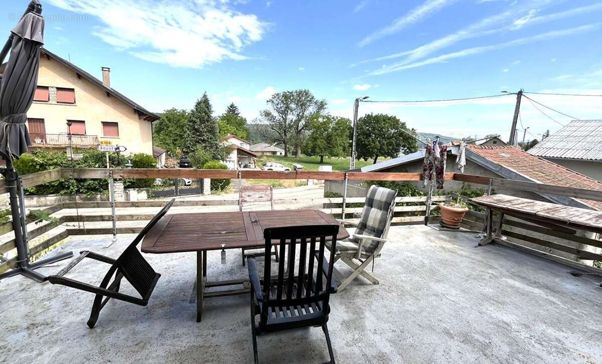 Veyziat - Oyonnax - Maison de village, 100 m²,  avec belle terrasse, terrain et garage - photo 7