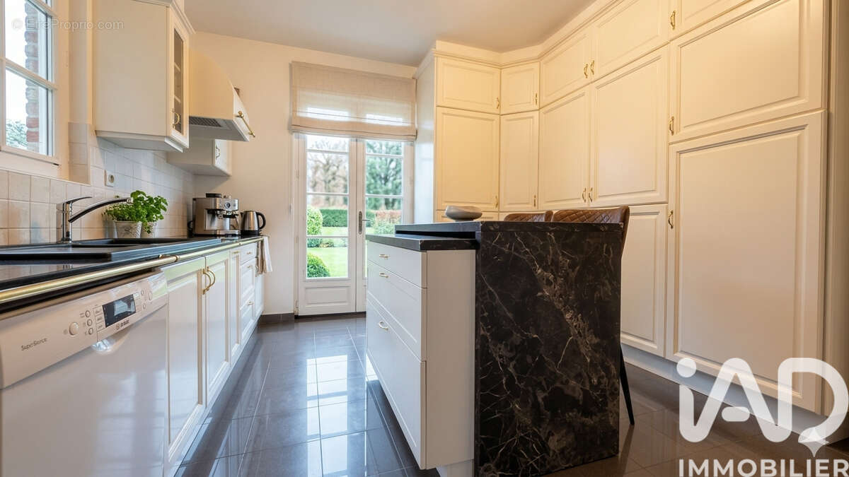 Maison 222 m² à Saint-Eloy-De-Gy  - photo 8
