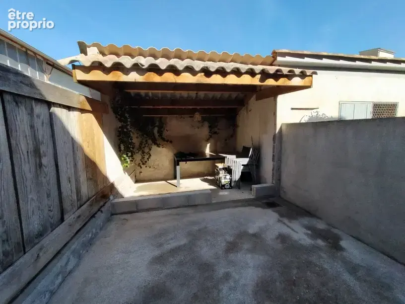 Venez découvrir cette charmante maison de ville mitoyenne d'un côté  avec une cour et une cave - photo 2