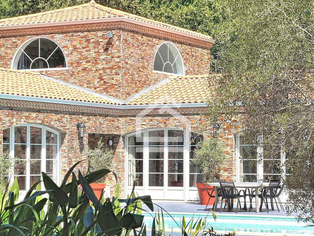 Élégante maison avec dépendance, parc paysager, piscine et au calme - photo 11