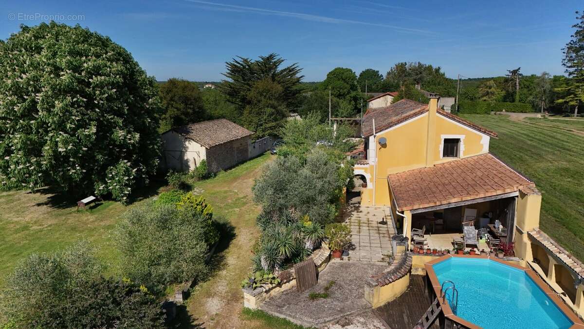 Maison à MAIRE-LEVESCAULT