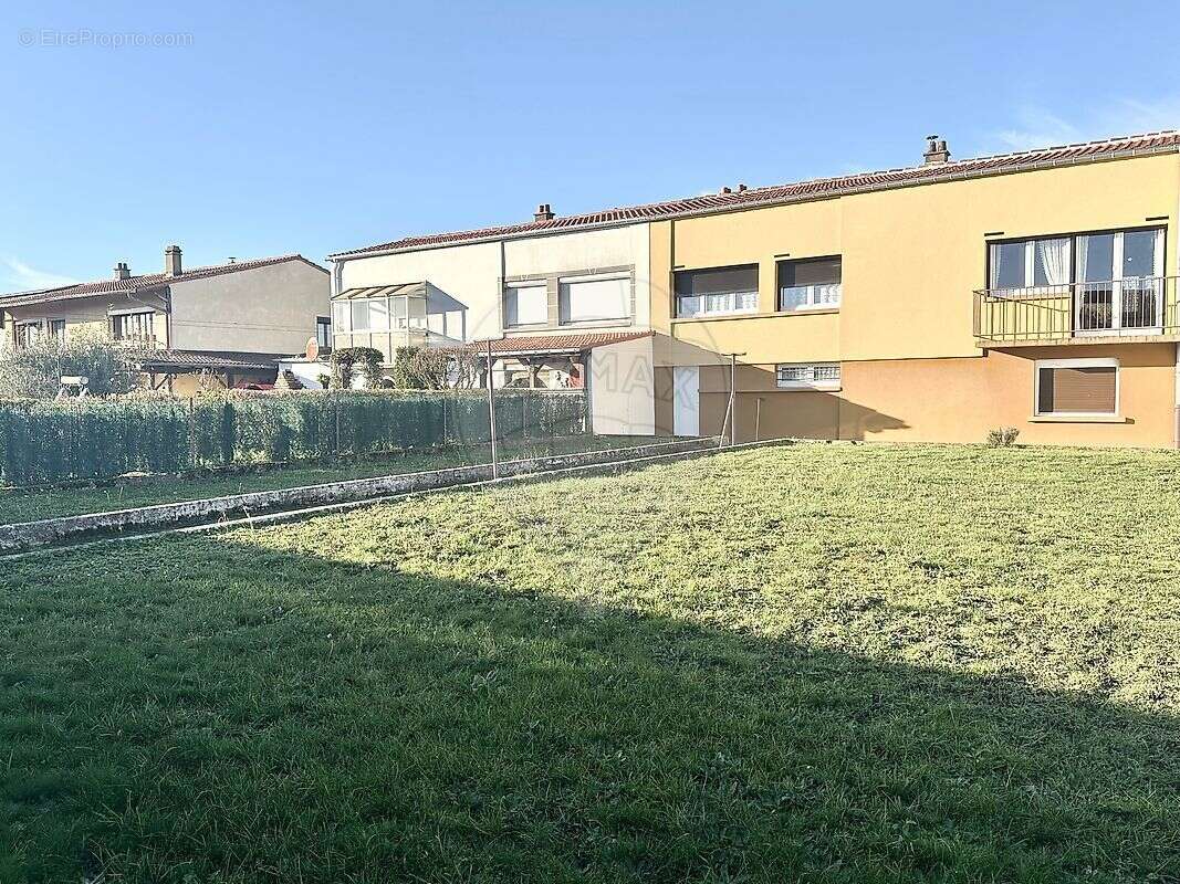 Maison à AY-SUR-MOSELLE