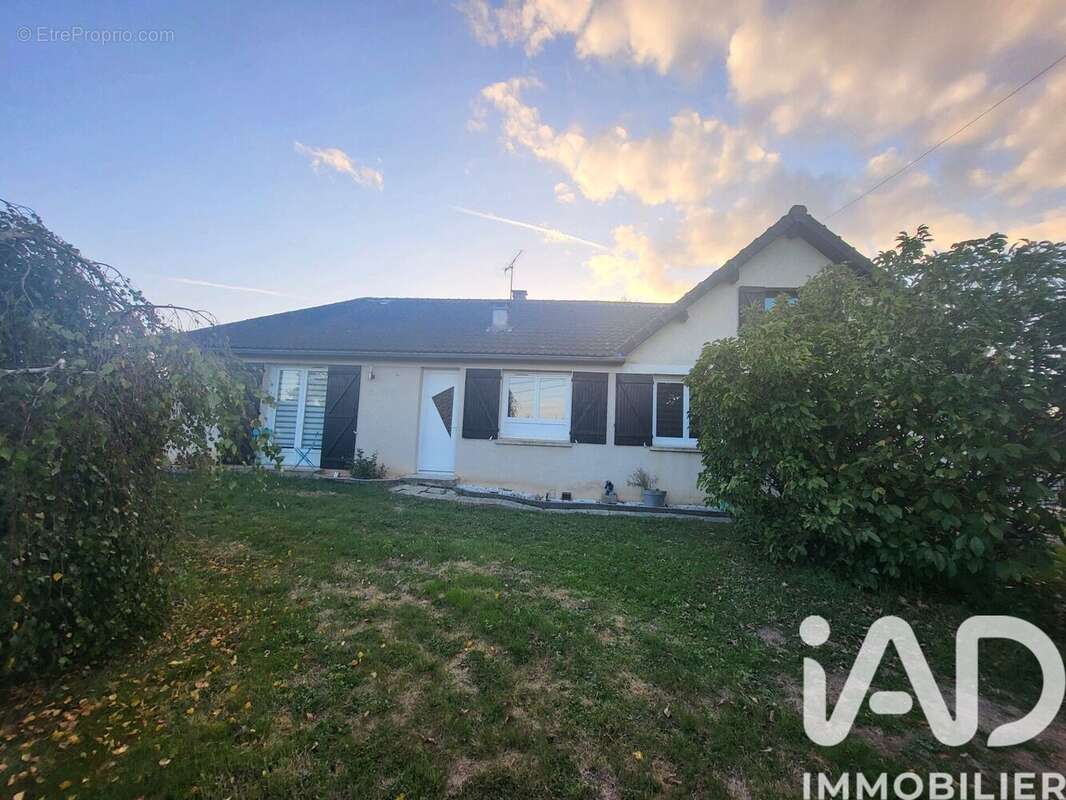 Photo 2 - Maison à VILLETHIERRY