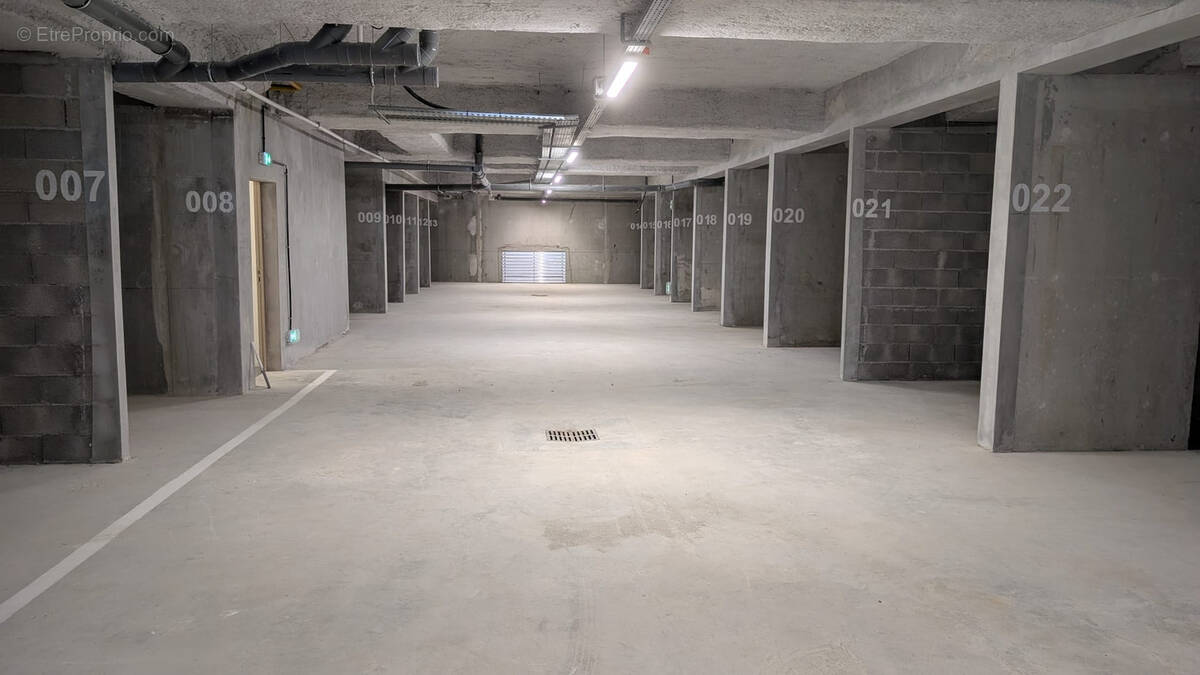 Parking à MESSERY