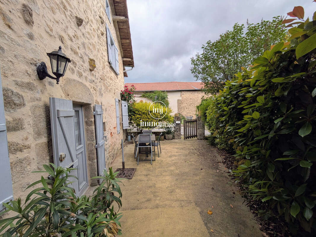 Maison 99 m² à Saint-Yrieix-Sous-Aixe  - photo 2