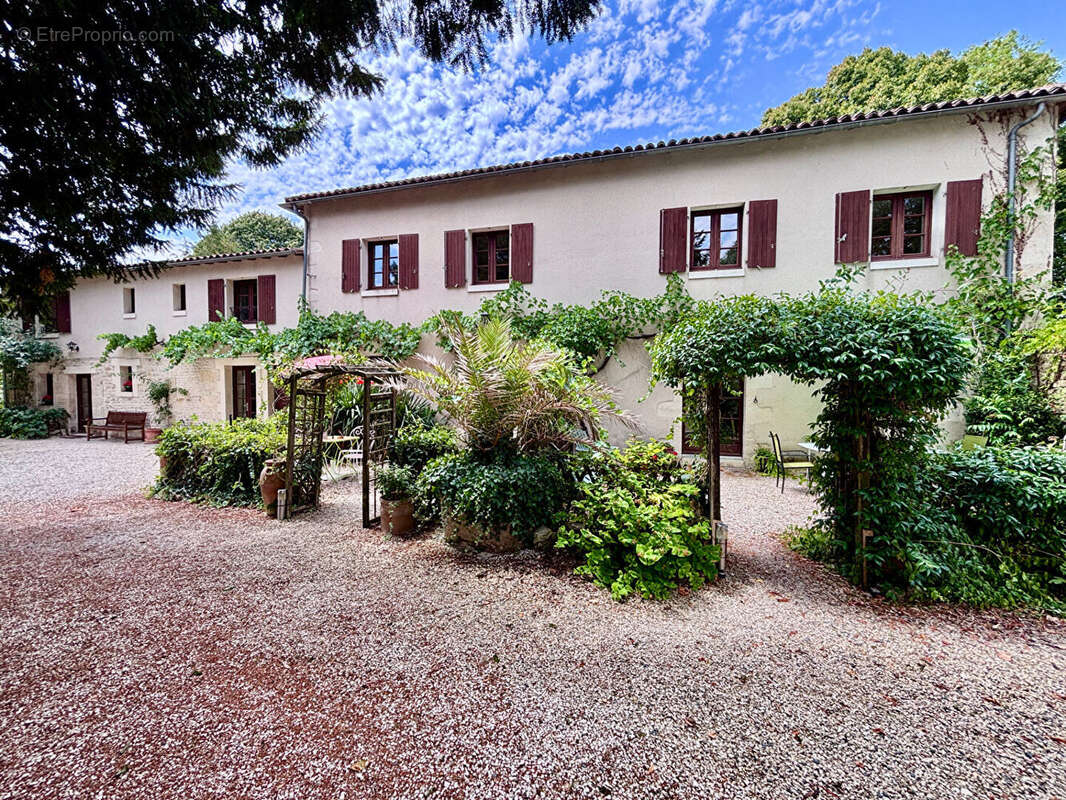 Magnifique Logis avec quatre gîtes de charme, deux piscines, cour intérieure et vaste parc paysager - photo 13