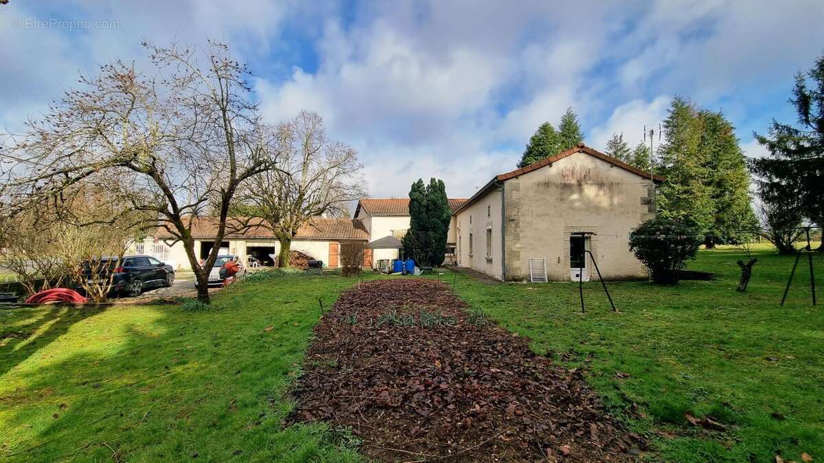 Maison à CHALAGNAC