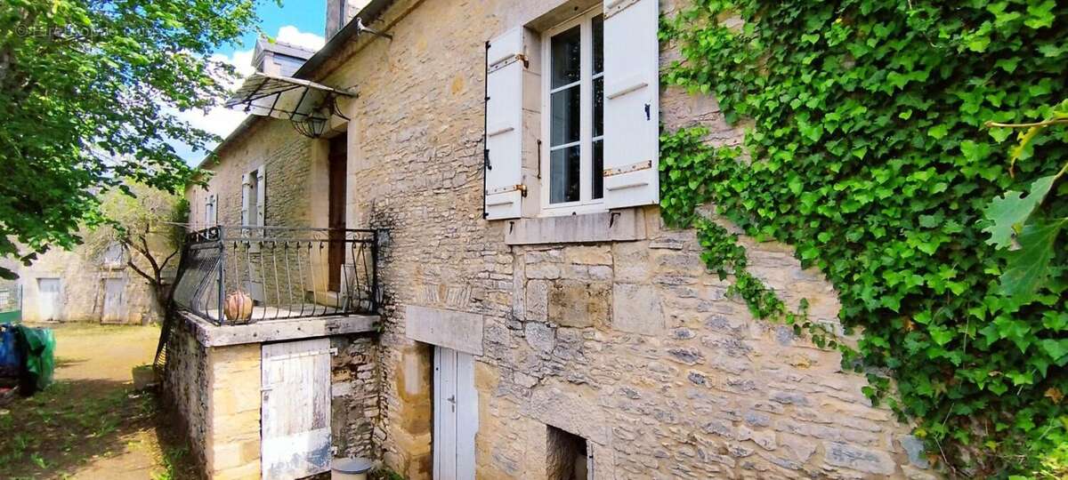 Maison de Bourg sur un terrain clos de 2365m² - photo 3