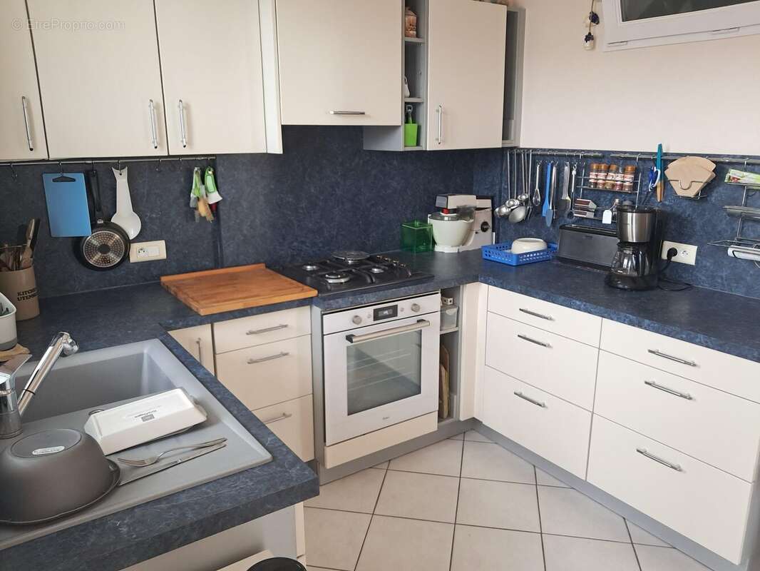 Cuisine avec accès terrasse  - Appartement à TOURS